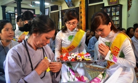 B&ocirc;ng hồng c&agrave;i &aacute;o ng&agrave;y lễ Vu Lan tưởng nhớ tới đấng sinh th&agrave;nh. Mỗi b&ocirc;ng hoa hồng tượng trưng cho một &yacute; nghĩa kh&aacute;c nhau.