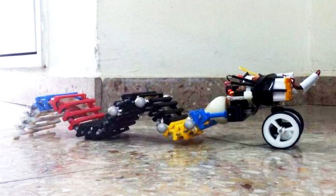 Robot th&ocirc;ng minh c&oacute; thể leo qua c&aacute;c chướng ngại vật hay b&ograve; qua những địa h&igrave;nh  phức tạp như cỏ, c&aacute;t v&agrave; sỏi.
