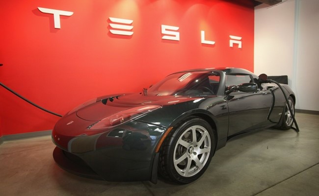 Cùng lúc với dự án SpaceX, năm 2004, Elon Musk đầu tư 70 triệu USD vào Tesla Motors, công ty xe điện đồng sáng lập bởi Martin Eberhard.    