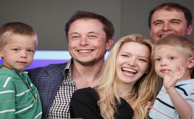 Cùng thời gian đó, Elon ly hôn với Justine Musk, người có với ông 6 đứa con.