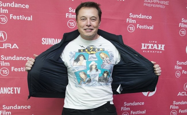 Nhưng tới giáng sinh năm 2008, Musk có 2 tin tốt: SpaceX ký hợp đồng trị giá 1,5 tỷ USD với NASA để vận chuyển hàng lên vũ trụ và Tesla cuối cùng cũng tìm được thêm nhà đầu tư bên ngoài. Mọi thứ bất ngờ tiến triển theo hướng tốt.