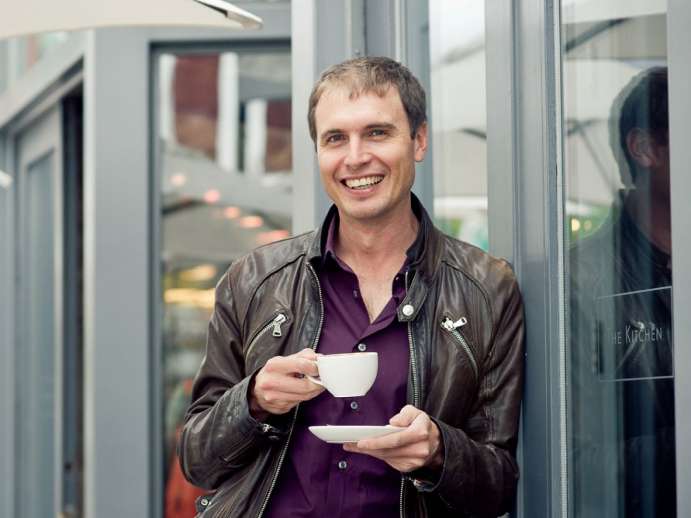 Năm 1994, Elon và em trai, Kimbal Musk, đã đầu tư 28.000 USD bằng tiền của bố mẹ để phát triển một trang web start-up có tên Zip2, một ứng dụng cho phép xuất bản các nội dung trực tuyến dành cho các hãng thông tấn xã như NewYork Times hay Chicago Tribune.