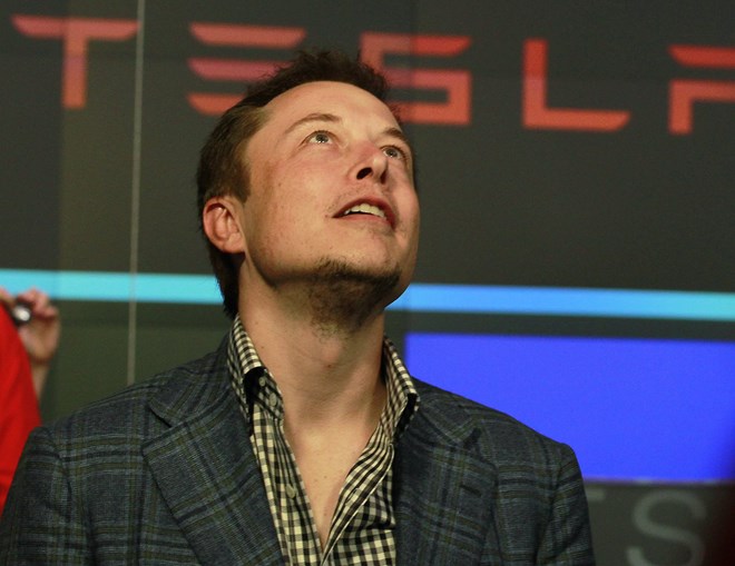 Elon Musk sinh ngày 28/6/1971 tại Pretoria, Nam Phi. Cha của Elon, ông Errol Musk cho biết: ''Elon là cậu bé sống hướng nội. Khi bạn bè tới các bữa tiệc để giao lưu, ăn uống và trò chuyện về đủ thứ chuyện trên đời thì nó lại ngồi lỳ trong thư viện và đắm mình trong những quyển sách''.