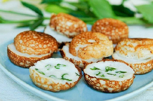 Bánh dừa (Khanom krok) là một món ăn đường phố bạn có thể dễ dàng tìm thấy trên các xe đẩy ở các con hẻm hay chợ trời Thái Lan. Kanom krok trong tiếng Thái có nghĩa là bánh dừa. Món ăn này là một sự kết hợp hoàn hảo của bột mì, nước cốt dừa. Sau khi trộn hỗn hợp, nặn tròn dẹp và nướng trên bếp than củi. Khi chín, người ta sẽ rắc lên trên bánh một chút hẹ tây cho thêm phần bắt mắt cũng như tăng độ thơm và làm giảm độ ngọt béo của nước cốt dừa. Bạn có thể đến Or Tor Kor Market, Kamphaeng Phet Road, Bangkok để thưởng thức món ngon này.