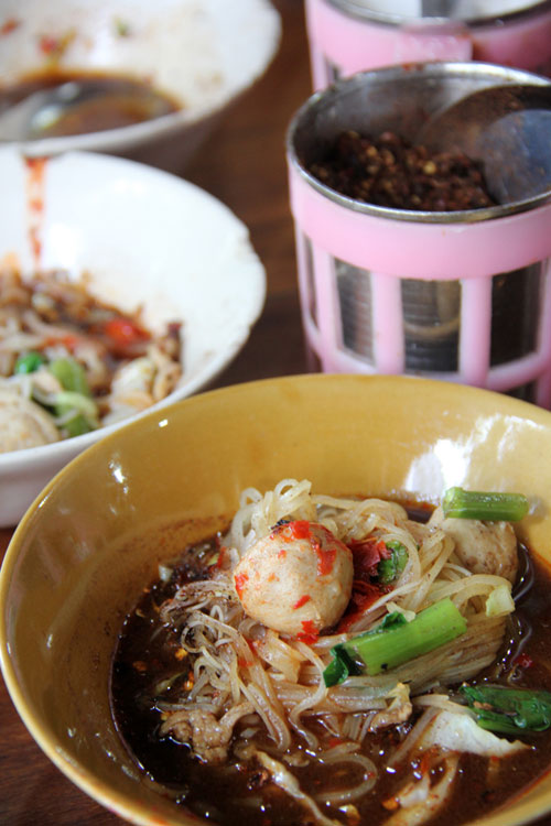 Trước đây, món ăn truyền thống này thường được bán trên các ghe thuyền tại rất nhiều kênh rạch của Thái Lan và đến ngày nay, nó đã trở thành món ăn đường phố phổ biến tại Bangkok. Món này là sự kết hợp hoàn hảo của các nguyên liệu đơn giản gồm rau muống, tiết lợn, giá mầm, thịt bò hoặc lợn nêm chút vị chua chua của chanh cùng vị cay cay của ớt. Nếu một lần có cơ hội đến thăm Đăng Ký 13Winvn Com Chính Thức Chùa Vàng, bạn hãy ghé qua ngõ Boat noodle, Victory Monument, Bangkok để tận hưởng món ăn mỹ vị này.