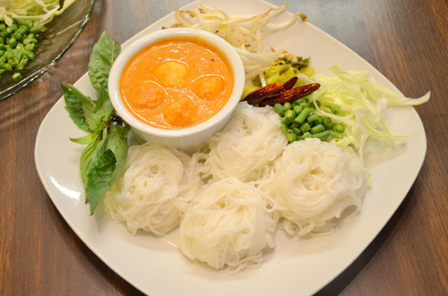 Mì lên men kanom jeen hay còn gọi là spaghetti lạnh của Thái. Nguyên liệu chính để làm món này chính là mì được làm từ gạo đã lên men nên có mùi vị rất đặc biệt. Và đặc biệt phần hấp dẫn của món ăn phải kể đến nước sốt. Nước sốt của mì lên men được chế biến từ hỗn hợp cà ri, nước cốt dừa, nước mắm, đường và cá. Đặc biệt cá phải được ninh chín, gỡ xương và đâm nhỏ, trộn với cà ri, sau đó lại tiếp tục ninh nhừ. Các loại rau như giá đỗ, hoa chuối, đậu que, dưa cải chua, mướp đắng, rau húng quế… tất cả đều được xắt nhỏ. Sau khi tưới nước sốt lên mì, các bạn hãy cho các loại rau ăn kèm lên phía trên và chỉ việc trộn đều để thưởng thức.