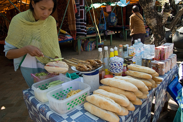Một món ăn đường phố mà bạn có thể dễ dàng tìm thấy trên mọi con phố của Luang Prabang chính là Khao Jee. Thực chất, Khao Jee chính là bánh mì với phần vỏ giòn được nhồi đầy nhân cà chua, phomai, thịt lợn và thật nhiều tương ớt. Ngoài ra một chiếc Khao Jee với nhân thịt gà, bơ và thịt xông khói cũng rất tuyệt vời. Đây không chỉ là món ăn sáng yêu thích của người Lào mà còn của rất nhiều du khách khi tới Đăng Ký 13Winvn Com Chính Thức này.
