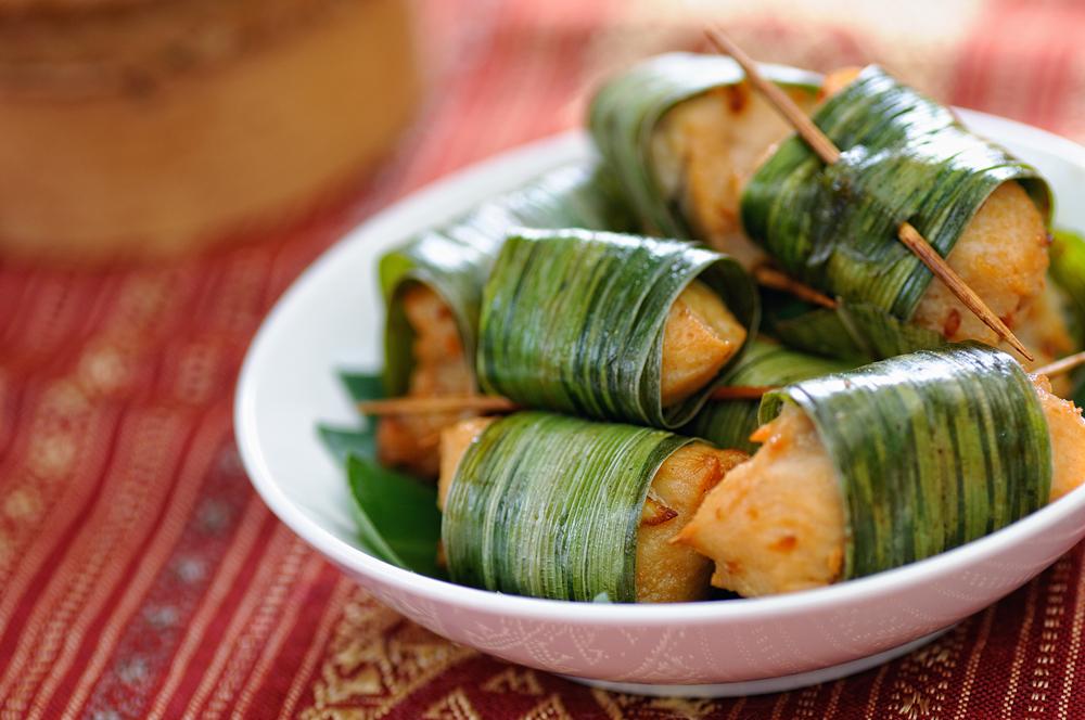 Một món ngon khác cũng được khá nhiều người yêu thích là Ping Kai - gà nướng. Gà được tẩm ướp gia vị gồm tiêu đen, tỏi, rễ ngò, mắm, muối sau đó được nướng trên than hồng tới khi tỏa ra mùi hương khó cưỡng lại. Ngoài ra, bạn cũng có thể lấy lá nếp bọc ngoài từng miếng gà nhỏ sau đó đem nướng cũng rất ngon. Tại Lào, người dân ăn Ping Kai với xôi nếp và đôi khi với rau sống.
