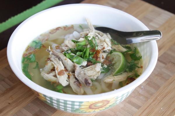 Khao Piak Sen (phở Lào) rất phổ biến ở Lào, với nhiều nét tương đồng với phở của Việt Nam. Khao Piak Sen thường là món ăn sáng, nhưng bạn cũng có thể thưởng thức vào bất cứ thời điểm nào trong ngày. Bánh phở được chan nước dùng gà hoặc bò, thêm rau thơm, chút sa tế, chanh tươi, giá đỗ, đậu đũa, rau húng và rau mùi.