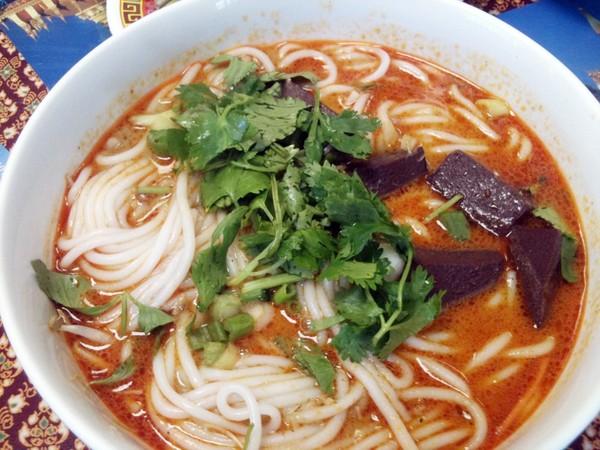 Có thành phần chính từ nước cốt dừa nên chỉ cần hít hà hương thơm từ bát Khao Pun là bạn đã có thể cảm nhận vị béo ngậy rồi. Ớt cũng là một phần không thể thiếu trong Khao Pun vừa để tạo màu sắc vừa gia tăng vị cay. Ngoài ra, tùy theo cách chế biến của từng vùng và sở thích mỗi người trong Khao Pun còn có cá, thịt gà, thịt lợn, chanh, nước mắm, gừng và tỏi.  