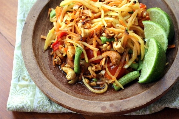 Som Tum hay còn gọi là gỏi đu đủ Thái là một loại gỏi cay với nguyên liệu chính là đu đủ xanh bào sợi. Món ăn này được đánh giá là có đầy đủ các vị cơ bản của ẩm thực Thái Lan: vị chua của chanh, vị cay của ớt, vị mặn của nước mắm và vị ngọt của đường thốt nốt. Theo truyền thống, một đĩa gỏi đu đủ Thái điển hình sẽ bao gồm đu đủ bào sợi, đậu đũa, dưa chuột xắt lát, ớt khô Thái, rau húng quế Thái, nước cốt chanh và lạc rang, ớt, tỏi giã nhỏ...