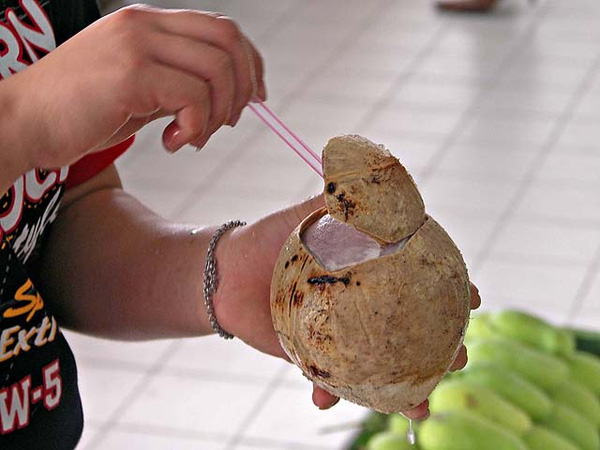 Cách chế biến món dừa nướng này rất đơn giản: dừa nguyên trái được người Thái đem nướng trên bếp lửa, sau đó được ướp lạnh và cho ra đời món đồ uống ngon nhất trên đời. Lý do bởi quá trình nướng đã khiến nước dừa trở nên ngọt đậm đà và rất thơm. Tuy nhiên phần cùi dừa bị chuyển sang thành màu tím nhạt và mềm nên ăn không ngon như dừa tươi. Giá cho một trái dừa nướng kiều này là khoảng 1 USD (khoảng 21.000 đồng).