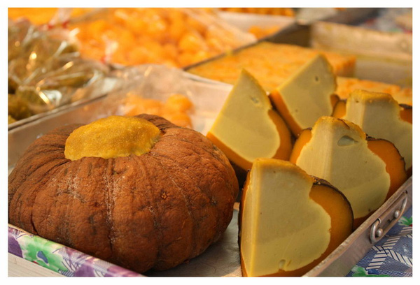 Sang Kaya Fug Tong là một trong những món bánh rất được ưa thích ở Thái Lan bởi hình dáng dễ thương và hương vị bí ngô ngọt ngào. Người làm bánh khéo léo bỏ hết phần ruột mà không chạm tới thịt quả, sau đó lấp đầy phần ruột đó bằng nhân kem trứng mịn màng sau đó đem cả quả bí hấp cho chín mềm. Mỗi quả bí sẽ được cắt thành 8 tới 10 miếng, mỗi phần bánh sẽ được gói trong lá  chuối để các thực khách có thể dễ dàng thưởng thức bất cứ lúc nào.