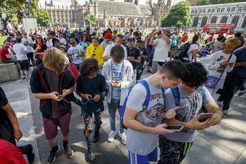 Người chơi Pokemon Go ở London. Ảnh: Zuma Press