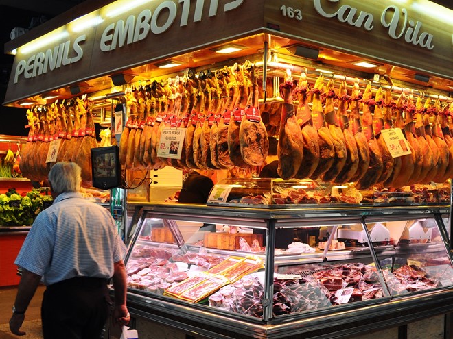 Barcelona (Tây Ban Nha): Trong các chợ ẩm thực ở Barcelona, nổi tiếng nhất là La Boqueria. Nơi này tràn ngập các nguyên liệu tươi ngon, thêm các quán bar, quầy bán đồ ăn. Ngoài ra, du khách nên đến chợ Santa Caterina để ăn uống và mua sắm.