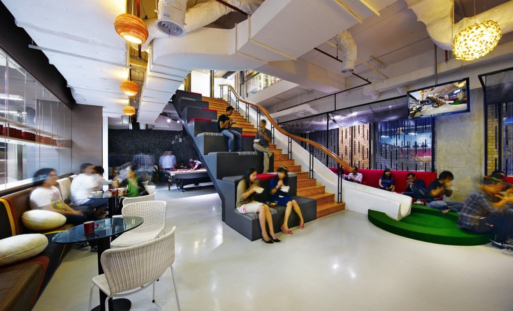 Trong văn phòng của công ty quảng cáo Ogilvy & Mather ở thành phố Jakarta, Indonesia, cầu thang là nơi nhân viên nghỉ ngơi, giải trí. Ngoài ra họ còn có thể thư giãn với máng trượt song song với cầu thang.