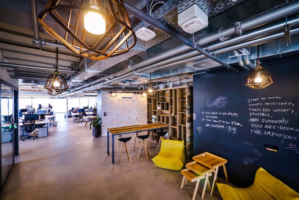 Thoạt nhìn văn phòng của Facebook tại thành phố Tel Aviv, Israel, có lẽ nhiều người sẽ nghĩ đây là quán cafe. Nhân viên ở đây dùng bảng đen để viết thông báo hay nội dung các buổi họp.