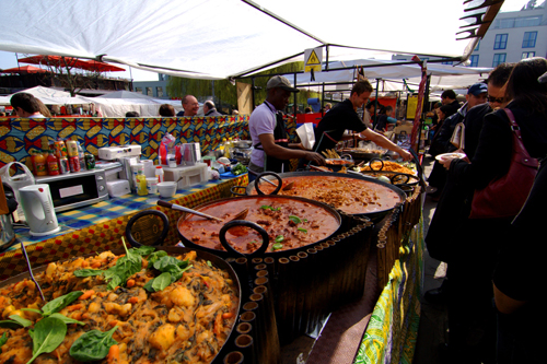 London (Anh): Thủ đô của xứ sở sương mù cũng là nơi có thể thỏa mãn những tín đồ ẩm thực đường phố với nhiều món ngon lành, hấp dẫn, khó lòng cưỡng lại. Các món du khách không nên bỏ qua khi đến London là humburger, tacos cá ngừ, bánh mì kẹp xúc xích, waffle, smokestak... Các khu ẩm thực: chợ Wapping, Parliament Hill Farmers, London Bridge Farmers, Twickenham Farmers...