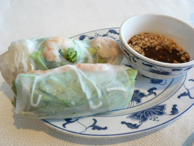 Gỏi cuốn: Món ăn là sự kết hợp hài hòa của các loại rau xanh, thịt băm hay tôm chấm cùng nước chấm đặc biệt.
