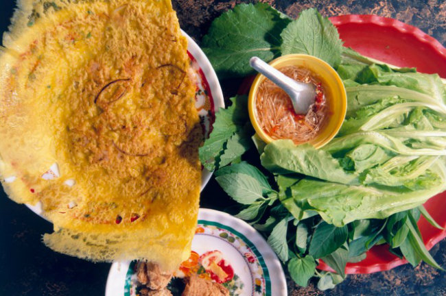 Bánh xèo: bánh chứa tôm, thịt heo, giá đỗ và trứng, sau đó được chiên, bọc trong giấy gạo với rau xanh và nhúng trong nước sốt cay trước khi ăn.