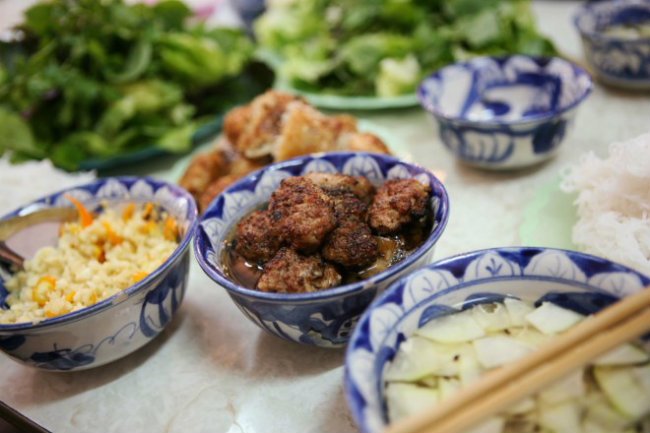 Bún chả: Đây là đặc sản của Hà Nội, bạn sẽ tìm thấy bún chả ở các nhà hàng sang trọng hay cả trên những con phố của thủ đô. Những miếng chả được nướng bằng than thơm phức ăn kèm với bún và nước chấm.