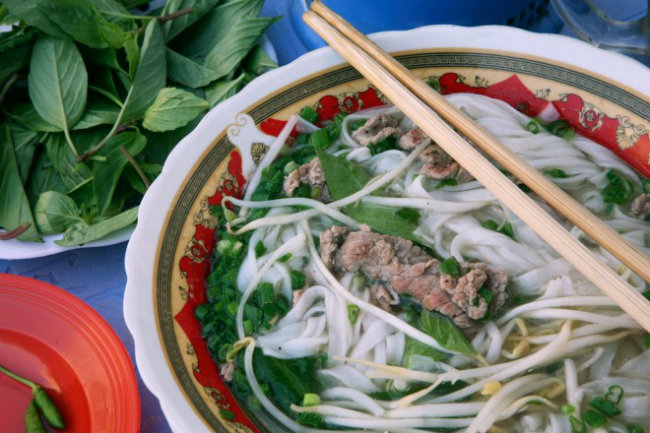 Phở: Phở có nhiều loại phở bò, phở gà ... được dùng vào mọi thời điểm trong ngày có thể là bữa sáng, trưa hoặc bữa tối.
