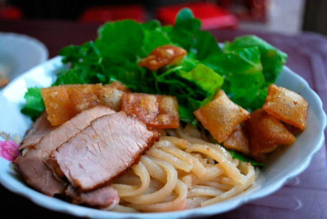 Cao lầu: Đây là đặc sản của Hội An, với những lát thịt heo mỏng và phục vụ với nướng bột gạo bánh quy giòn hoặc rắc bánh tráng giòn.