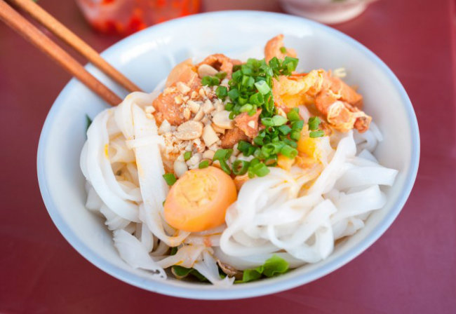 Mỳ Quảng:  Đây là món ăn đặc sắc của vùng Quảng Nam với thịt gà dai giòn, mùi thơm nồng của rau, vị béo ngậy của thịt của dầu, hương thơm của đậu phộng, chất giòn béo của bánh tráng.
