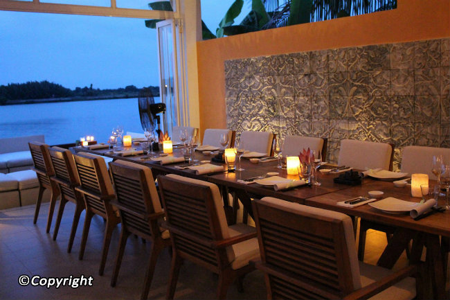 The Deck Saigon: Nhà hàng nằm bên cạnh sông Sài Gòn, các bạn chỉ mất 15 phút đi từ trung tâm thành phố tới đây. Khung cảnh lãng mạn của nhà hàng cũng với các món ăn Á, chắc chắn là sự lựa chọn tuyệt vời. 