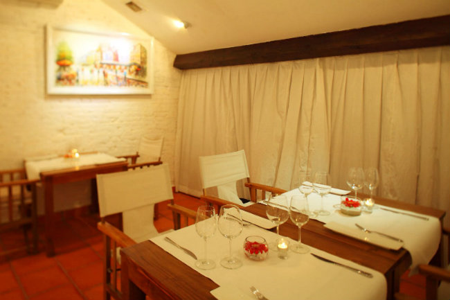 La Cuisine không hổ danh là nhà hàng Pháp chính hiệu. Nhà hàng phục vụ các món ăn Pháp truyền thống do đầu bếp người Pháp nổi tiếng chuẩn bị.