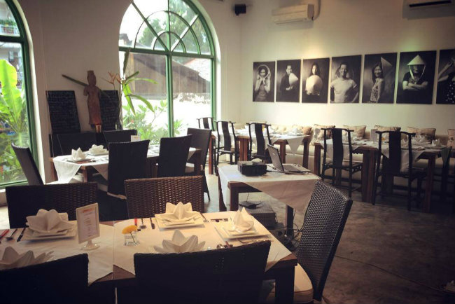 Monsoon Restaurant and Bar: Không gian quán nhỏ, gọn, hiện đại. Là lựa chọn hoàn hảo cho các món ăn Lào, Thái. Myanma. Giá cả hợp lý. Địa chỉ: số 1 Cao Bá Nha, Quận 1