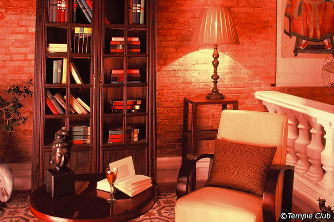 Temple club: Đây là quán bar sang trọng, phục vụ các món ăn Việt và đồ uống độc đáo. Giờ mở cửa: 12:00 – 24:00, địa chỉ: Tôn Thất Thiệp, Quận 1.