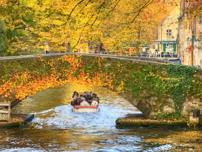 Bruges (Bỉ): du lịch châu Âu mùa thu bạn đừng quên thành phố Bruges (Bỉ) – nơi được mệnh danh là “Venice của phương Bắc”. Bruges níu bước chân du khách với những con kênh hiền hòa với khung cảnh lãng mạn, các tòa nhà cổ xưa, cửa hàng sô cô la ngon tuyệt. Hãy thưởng thức một tách ca cao De Proeverie nổi tiếng, sẵn có ở mọi nơi trong thành phố. 