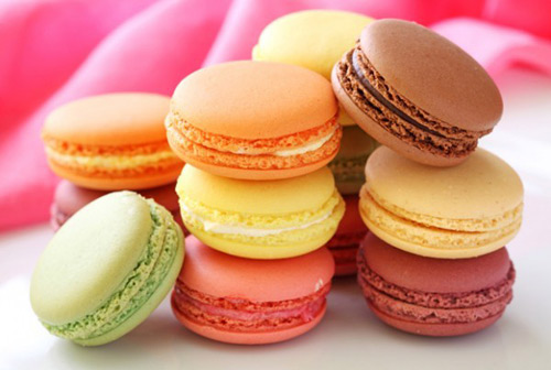 Macaroon là một loại bánh đặc biệt được yêu thích tại Pháp nhưng Macaron lại có xuất xứ từ Ý với tên gọi xuất phát từ tiếng Ý ''maccarone'' hay ''maccherone'' (có nghĩa là ''nghiền nát bột''). Đây là loại bánh ngọt được làm từ lòng trắng trứng, đường bột, đường cát, bột hạnh nhân và một chút màu 13Win OKVIP Cá cược bóng đá. Nhân bánh thường được lấp đầy với mứt, ganache hoặc kem bơ kẹp giữa hai mặt bánh.