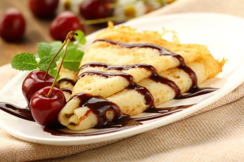Bánh Crepe (bánh kếp) - món ngon nước Pháp - có xuất xứ từ vùng Bretagne, nước Pháp. Bánh được làm từ bột mì hay bột lúa mạch trộn với trứng, sữa, bơ sau đó tráng mỏng hình tròn rồi chiên vàng hai mặt. Bạn có thể ăn crepe kèm với kem lạnh, sốt socola hoặc sốt caramel; hoặc rắc thêm một ít đậu phộng, hạt hạnh nhân.