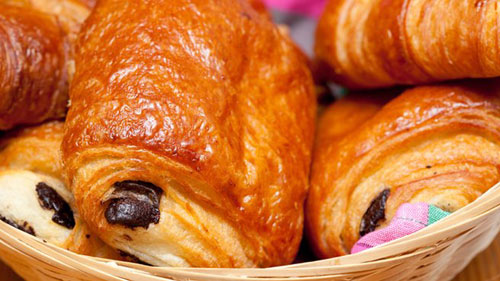 Pain au chocolat là loại bánh mỳ nhân sô-cô-la, tinh hoa của nghệ thuật ẩm thực Pháp và được xếp vào 1 trong 7 món ngon Paris dành cho nguời hảo ngọt. Nguyên liệu để làm nên chiếc bánh hấp dẫn này vô cùng đơn giản, gồm bột mì, sữa ấm, muối, bơ, trứng, đường, chocolate...
