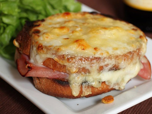 Món bánh mì pho mát nướng kiểu Pháp sẽ khiến bạn ngất ngây bởi bánh mì nướng giòn rụm, thịt jambon thơm lừng và lớp phô mai Guyere tan chảy.