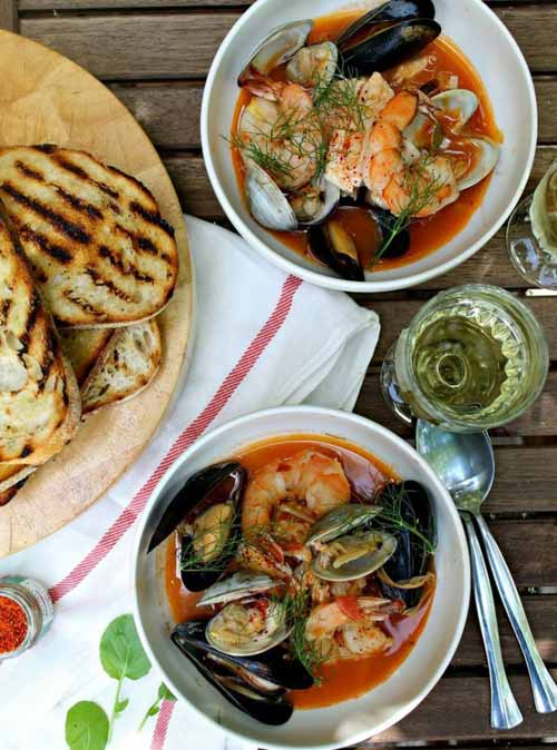 Súp hải sản Bouillabaisse là một món ăn truyền thống bắt nguồn từ thành phố Marseilles, miền Nam nước Pháp. Bouillabaisse nấu với các loại thảo mộc đặc biệt như nghệ tây, tỏi, vỏ cam zest, lá nguyệt quế (bay leaf) và thì là (fennel) rất tốt cho 13Win19 ưu đãi hấp dẫn. Sự kết hợp hoàn hảo giữa rượu vang trắng và món Bouillabaisse này chắc chắn sẽ đem lại cho thực khách một buổi tối khó quên.