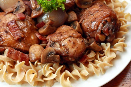 Coq au vin là một trong những món truyền thống của ẩm thực Pháp. Món ăn này được chế biến khá đơn giản bằng cách om thịt gà với rượu vang, bơ, thịt xông khói, hành tây và tỏi. Độ đậm đà của nước sốt vang phụ thuộc vào khẩu vị của từng người, từng vùng. Gà được ướp trong rượu vang một ngày, sau đó đem chiên vàng trong chảo nóng. Những tai nấm nhỏ, hành tây, tỏi, bơ và thịt lợn muối được cho vào chung với thịt gà và đun nhỏ lửa. Khi nước sốt đặc lại thì bổ sung thêm muối, tiêu, húng tây và các loại thảo mộc thơm ngon khác, tạo thành một sự hòa quyện hương vị vô cùng hấp dẫn.
