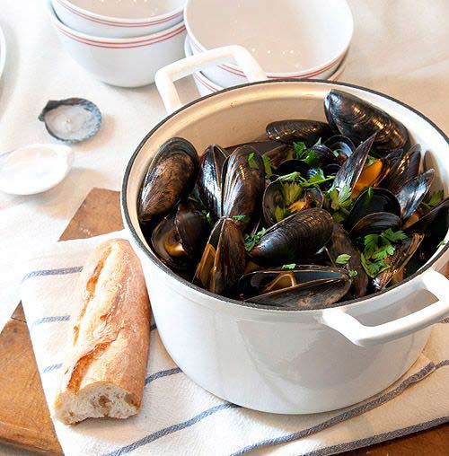 Trai hấp (Moules Marinières) là một trong những món ăn truyền thống của Pháp, tuy nhiên nó lại có nguồn gốc từ Bỉ. Có rất nhiều cách để chế biến trai, nhưng phổ biến nhất là ướp chúng với rượu vang cùng với tỏi, một số gia vị cay và hẹ tây đảm bảo sẽ mang đến cho bạn một hương vị khó cưỡng.