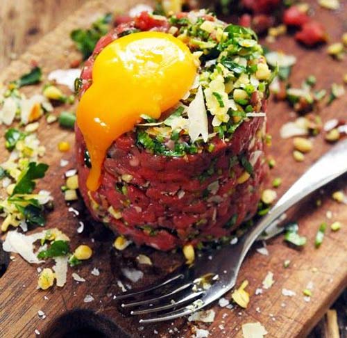 Tartare Steak - món ngon nước Pháp - là món thịt bò sống được nhiều người biết tới trên thế giới. Món ăn này thực chất chỉ là thịt bò hoặc đôi khi là thịt ngựa được băm hoặc thái nhỏ. Món ăn được dọn lên bàn của thực khách bao gồm một phần thịt sống đã băm, kèm với đó là hành, hạt tiêu, nước sốt, đôi khi thêm một quả trứng sống và bánh mì lúa mạch đen.