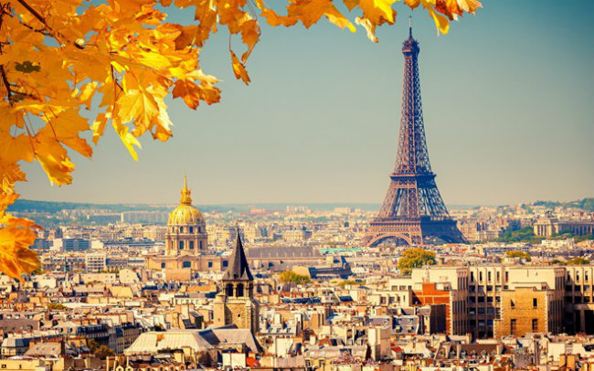 Paris (Pháp):  Paris, Pháp càng trở nên lãng mạn khi thu đến với những con đường xào xạc lá vàng trong ánh nắng dịu dàng, ấm áp. Du khách có thể ghé thăm cung điện Versailles, ngắm sông Seine hiền hòa, hay dạo bước trên con đường lát gạch Le Marais đầy lá vàng hay thưởng thức tách cà phê ấm nóng ở quán cà phê ngoài trời.