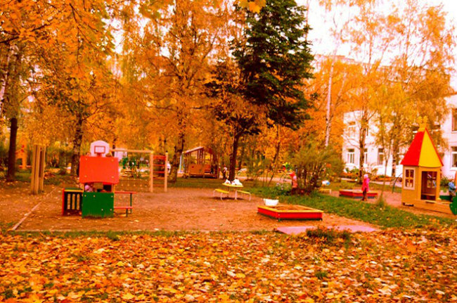 Saint Petersburg (Nga): Mỗi độ thu về, nước Nga như được khoác lên một chiếc áo choàng lãng mạn của những hàng lá phong, lá thích, bạch dương vàng rực trên khắp mọi nẻo đường. Đến đây, bạn tha hồ tản bộ dưới những tán cây rợp bóng, chiêm ngưỡng cảnh sắc mùa thu lãng mạn dưới bàn tay “nhào nặn” của thiên nhiên. Chính sắc vàng đầy mê hoặc ấy đã làm cho nước Nga trở thành điểm du lịch mùa thu châu Âu lý tưởng mà du khách không thể bỏ qua.