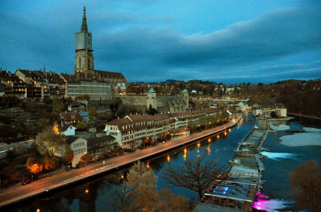 Bern (Thụy Sĩ): Thành phố Bern yên bình là điểm đến yêu thích của những ai đam mê các công trình kiến trúc cổ đặc trưng phong cách châu Âu còn nổi tiếng với phong cảnh mùa thu đẹp như một bức tranh thủy mặc.