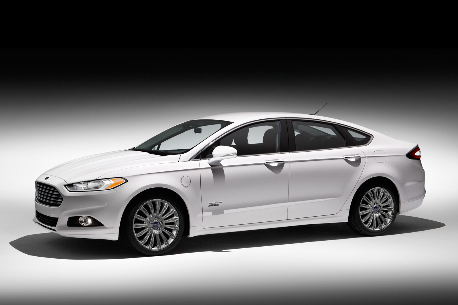 9. Ford Fusion Energi. Động cơ 4 xi lanh, kết hợp với một mô-tơ điện, cho phép Energi thiết kiệm nhiên liệu hiệu quả. Theo tuyên bố của Ford, Energi có thể chạy 160,9 km/3,7 lít trong chế độ điện.  Song tuyên bố này nhanh chóng bị các khách hàng bác bỏ. Trong thực tế Energi chạy 82 km/3,7 lít, một mức cũng được cho là tiết kiệm nhiên liệu khá tốt hiện nay.