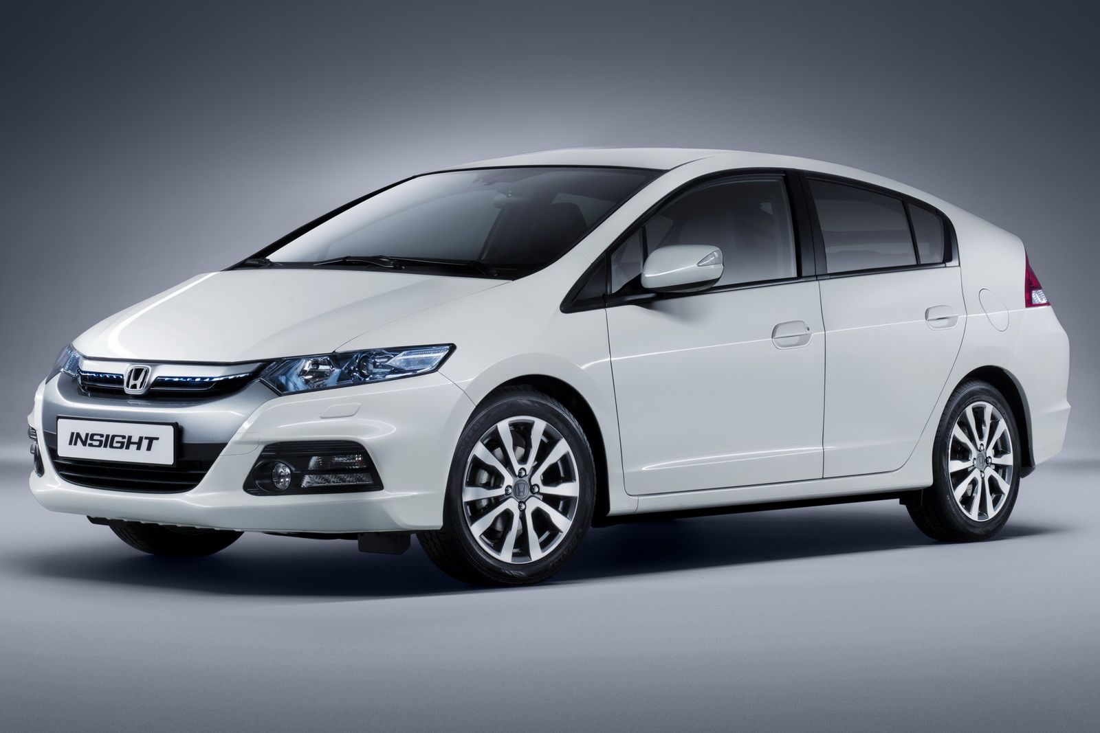7. Honda Insight. Thiết kế 2 chỗ ngồi, thân xe bằng vật liệu hợp kim nhôm và plastic giảm trọng lượng đáng kể giúp cho xe tiết kiệm nhiên liệu khá tốt ở ngưỡng 125,5 km/3,7 lít với đường cao tốc và chỉ 90 km/3,7 lít với đường hỗn hợp.