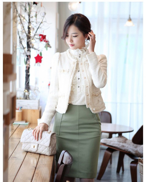 Thời tiết những ngày Tết thường không quá lạnh, lại có nắng ấm nên những set đồ thời trang tết có độ dày vừa phải và gọn gàng là một trong những sự lựa chọn lý tưởng cho những cô nàng sành điệu.
