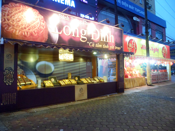 C&aacute;c hiệu b&aacute;nh trung thu gia truyền lu&ocirc;n đ&ocirc;ng kh&aacute;ch đến mua h&agrave;ng