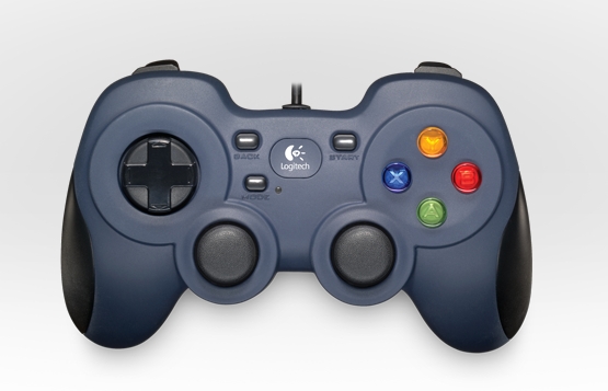 Các game thủ kiểm soát các hành động. Một kiểu dáng bố trí nút quen thuộc giúp thao tác nhanh trong các trò chơi mà không cần phải thiết lập mới. Các nút di chuyển được thiết kế chuyển tiếp với nhau giúp người chơi trượt nhanh trên các nút một cách dễ dàng khi chơi các trò chơi hành động, đòi hỏi tốc độ nhanh.