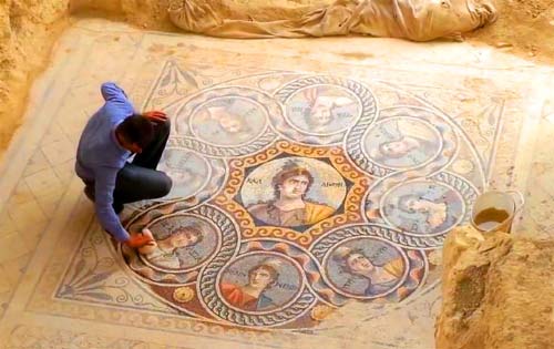 Ph&aacute;t hiện bức tranh khảm thủy tinh tuyệt đẹp trong l&ograve;ng th&agrave;nh phố cổ l&agrave; tin khoa học c&ocirc;ng nghệ thế giới ấn tượng h&ocirc;m nay